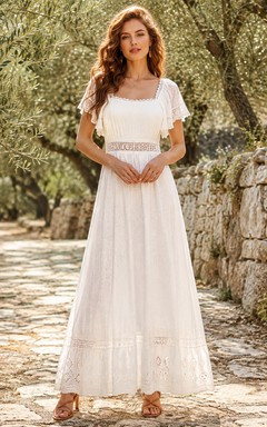Robe de mariée champêtre bohème en mousseline, col carré, manches papillon, empiècements de dentelle, coupe trapèze et longueur cheville