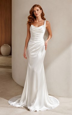 Robe de mariée moderne en satin fourreau à bretelles spaghetti et col bénitier, avec traîne balayée et fronces.