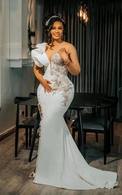 Robe de mariée glamour asymétrique en satin ornée de perles