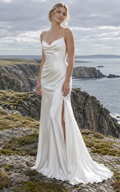 Vestido de novia sencillo de charmeuse con escote drapeado, tirantes finos y abertura lateral.