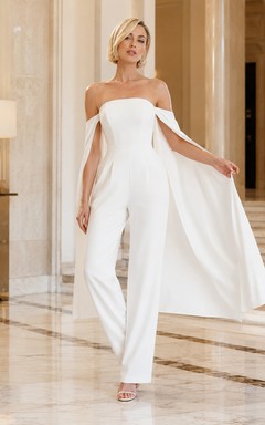 Combinaison bustier cape longue sans manches en satin stretch luxueux et moderne pour réception de mariage