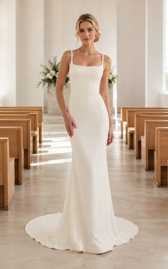 Minimalistisches Brautkleid aus Crêpe mit eckigem Ausschnitt im modernen Kapellenstil