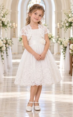 Vestido de niña de flores blanco de corte A, largo hasta la rodilla, con bolero de encaje y mangas cortas, con volantes festoneados y fruncido.