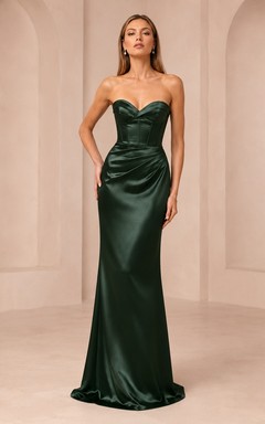 Vestido formal de satén verde oscuro sin tirantes estilo sirena con corpiño tipo corsé con escote corazón.