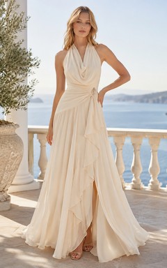 Robe de soirée ivoire en mousseline de soie, coupe trapèze, dos nu et fente.