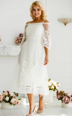 Ätherisches A-Linien-Brautkleid aus Tüll mit Teelänge, 3/4-Ärmeln, Knöpfen und Applikationen