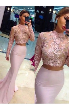 Vestido de dos piezas estilo sirena con cuello alto, encaje satinado y mangas largas con cremallera.