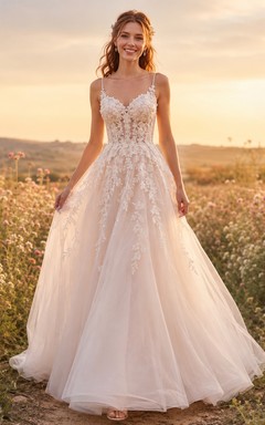 Robe de mariée en tulle et dentelle rose poudré, coupe trapèze, bretelles spaghetti, traîne, dos nu en V