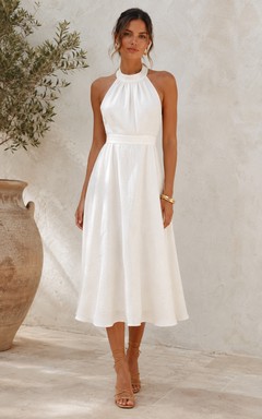 Vestido blanco de corte A con escote halter y largo hasta la rodilla