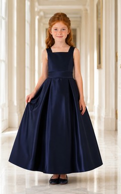 Robe de demoiselle d'honneur bleu marine foncé en satin, col carré, sans manches, coupe trapèze, longueur thé.