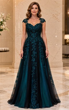 Robe de soirée longue en dentelle florale noire et turquoise, col en V, manches courtes, coupe trapèze.