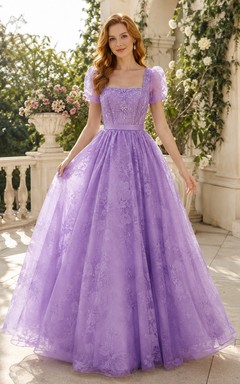Vestido de quinceañera largo hasta el suelo, de tul con estampado floral lavanda, manga corta y escote cuadrado.