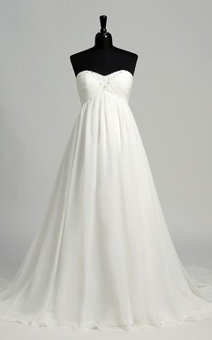 Robe de mariée en mousseline de soie, coupe trapèze, décolleté cœur sans manches, longueur au sol, avec traîne courte.