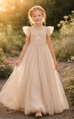 Robe de demoiselle d'honneur en dentelle champagne et tulle, coupe trapèze, manches courtes, col rond, longueur au sol, plissée