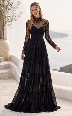 Robe de mariée bohème noire à col montant, manches illusion en dentelle à volants et traîne au sol