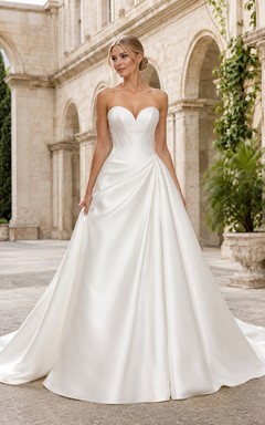 Robe de mariée en satin, coupe trapèze, bustier cœur, traîne