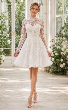 Vestido de novia romántico corto de cuello alto y manga larga con botones de encaje en la espalda, ideal para bodas en el jardín.