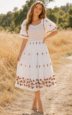 Weißes, besticktes, florales Midi-Kleid mit eckigem Ausschnitt und kurzen Ärmeln für besondere Anlässe