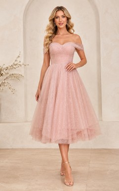 Vestido largo de tul brillante color rosa empolvado con hombros descubiertos