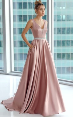Elegante vestido de fiesta de satén color rosa empolvado sin mangas con escote en V y corte imperio, con cintura adornada con cuentas.