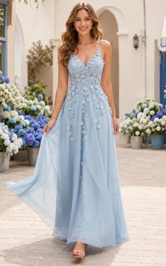 Vestido de invitada romántico de tul floral con escote en V y tirantes finos en azul cielo