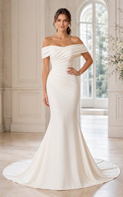 Robe de mariée sirène moderne en satin drapé, épaules dénudées, manches courtes et épaules tombantes, avec traîne.