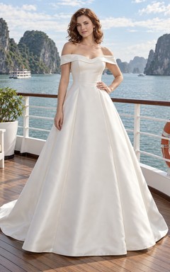 Schlichtes schulterfreies Brautkleid aus glattem Satin in A-Linie mit Schleppe