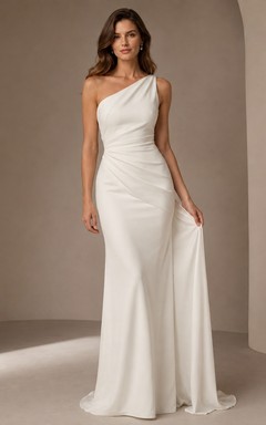 Vestido de novia sencillo de un solo hombro, con cintura drapeada y corte recto hasta el suelo.