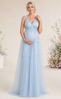 Robe de maternité bleu ciel à décolleté en V profond et applications florales multicolores en tulle, coupe trapèze, longueur au sol