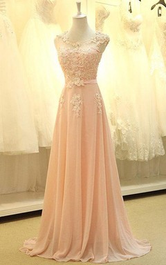Glockenmützen-Fledermauskleid mit Perlenapplikationen und Chiffonspitze
