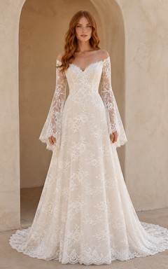 Vestido de novia de encaje estilo bohemio con mangas largas acampanadas, hombros descubiertos y corte en A, ideal para bodas en capilla.