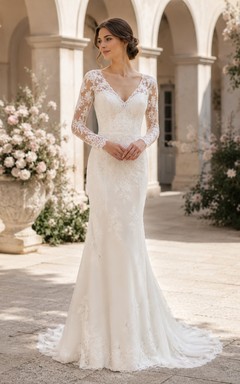 Robe de mariée modeste en dentelle et tulle, coupe sirène, col rond, manches longues et traîne chapelle.