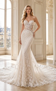 Robe de mariée sirène bustier en dentelle féminine avec traîne chapelle et applications florales, ornée d'un décolleté cœur et d'une traîne chapelle.