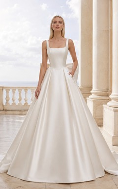 Robe de bal en satin à col carré et nœud surdimensionné, style moderne, avec traîne chapelle