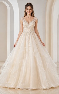 Elegante vestido de novia de tul con escote corazón y encaje, estilo princesa.