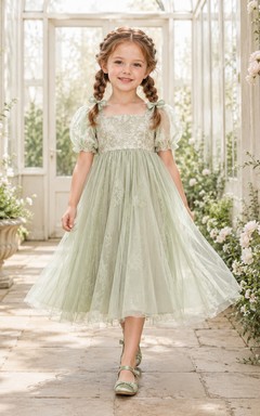 Vestido de niña de las flores, color verde salvia, encaje, tul, corte en A, cuello joya, largo hasta la rodilla.