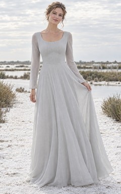 Vestido de novia sencillo gris, corte en A, escote redondo, mangas largas transparentes, largo hasta el suelo.