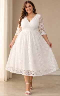 Vestido blanco de talla grande con escote en V, manga tres cuartos, encaje, corte en A y largo hasta la rodilla.