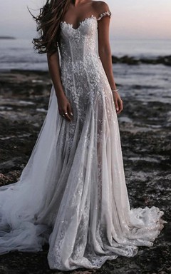 Vestido de novia de encaje con hombros descubiertos y falda de tul