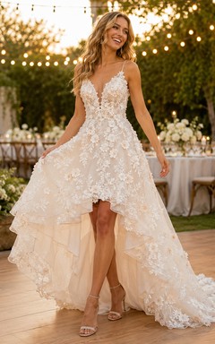 Blumenbesetztes, asymmetrisches und gestuftes Brautkleid für Empfänge und Tanz im Freien