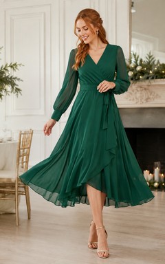 Vestido de invitada asimétrico de gasa verde oscuro con mangas cruzadas y estilo poeta.