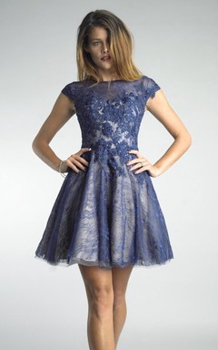 Kurzes Minikleid in A-Linien-Optik mit hohem Kragen und kurzen Ärmeln, Spitze und Illusionseffekt