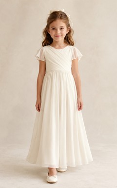 Robe de demoiselle d'honneur en mousseline ivoire souple drapée, plissée, coupe trapèze, manches courtes, col rond et jupe longue.