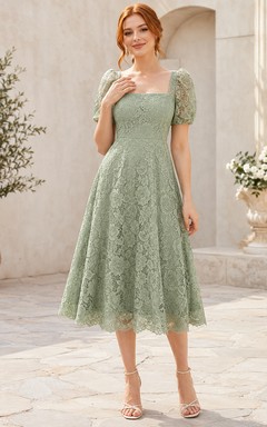 Vestido de invitada largo midi de encaje floral, cuello cuadrado, mangas abullonadas, cintura natural, corte entallado y falda acampanada, bajo festoneado.