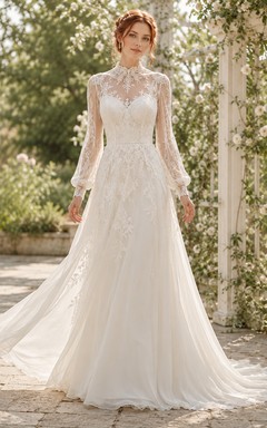 Robe de mariée champêtre en dentelle et tulle, col montant, manches longues, coupe trapèze, traîne chapelle, ornée d'appliqués floraux.