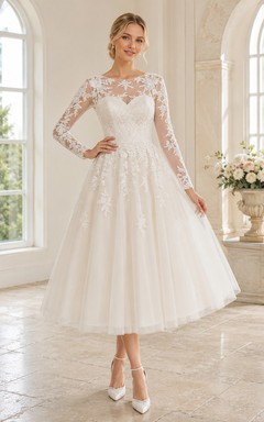 Vestido de novia modesto de encaje con mangas largas ilusión y escote barco, estilo vintage, largo hasta la rodilla.