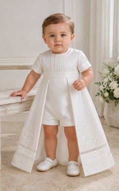 Elegantes weißes, kurzärmeliges, wandelbares Taufkleid aus Satin in A-Linie