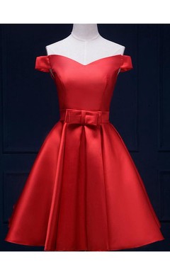 Schulterfreies, herzförmiges A-Linien-Kurzkleid aus Satin