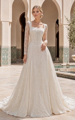 Robe de mariée trapèze en dentelle à manches longues et col carré, manches longues, bouton illusion et traîne courte
