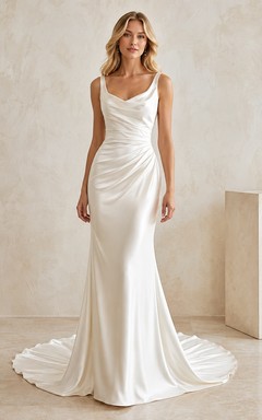Vestido de novia formal con escote halter, corte A y cola larga para ceremonia.